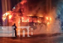 Bus de la Ruta 102 se quema en la zona de Metrocentro, Managua Bus en combustión en la zona de Metrocentro, Managua