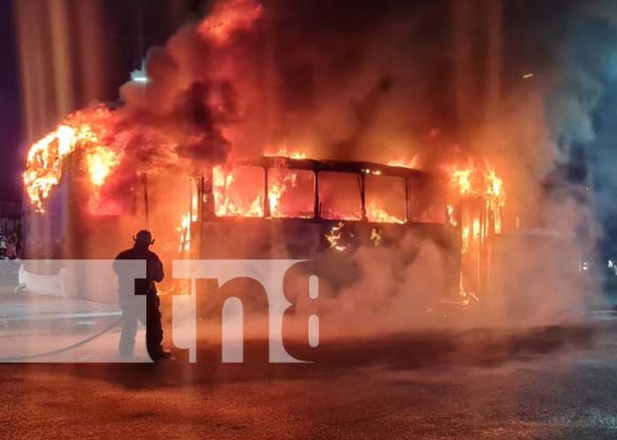 bus-ruta-2 Bus en combustión en la zona de Metrocentro, Managua