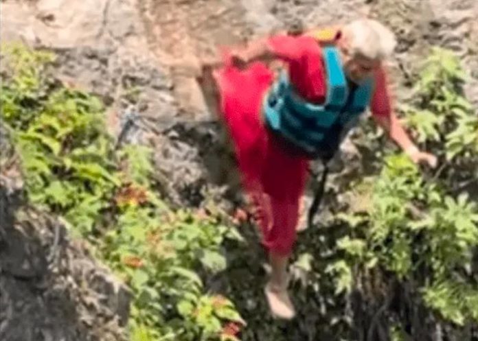 Señora ¡cae de panza! en cenote en Cancún