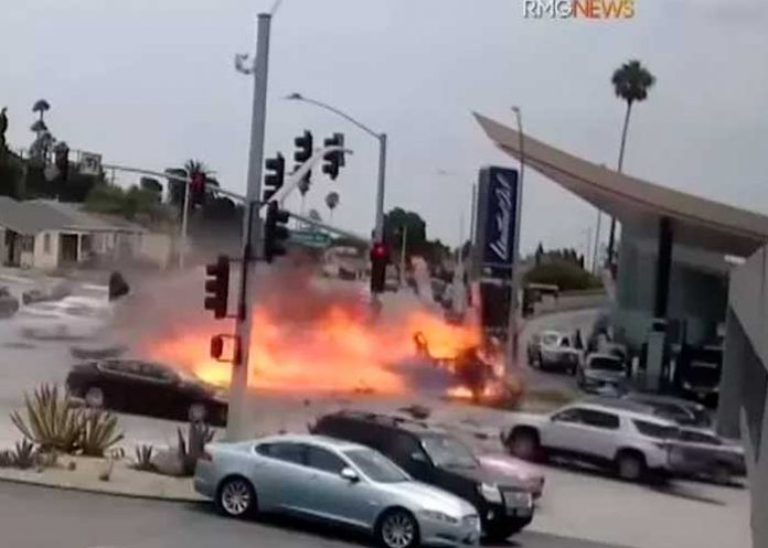 Impactante accidente en California tras ignorar la luz roja del semáforo
