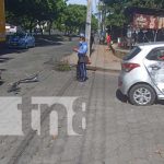 Chavalo «queda dundo» tras fuerte colisión en Carretera Norte, Managua Colisión de moto con vehículo deja a joven desorientado en Managua