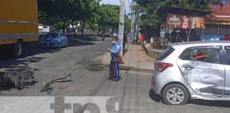 Colisión de moto con vehículo deja a joven desorientado en Managua
