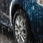 ¡Difícil de creer! Cae aguacero solamente sobre un carro (Video) ¿Será alguna señal divina en el carro?