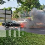¿Le dieron vuelta? Carro recién comprado se quema en una calle de Managua Carro se quema en medio de una calle de Managua