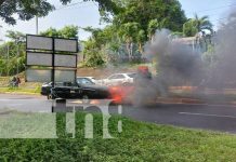 Carro se quema en medio de una calle de Managua