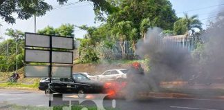 Carro se quema en medio de una calle de Managua