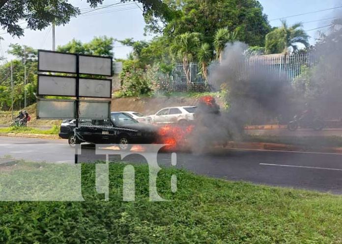 Carro se quema en medio de una calle de Managua
