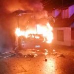 ¡Terror en las calles de Chile! Queman bus con personas adentro