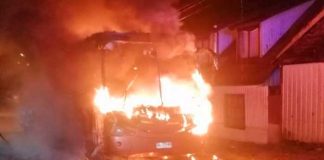 ¡Terror en las calles de Chile! Queman bus con personas adentro