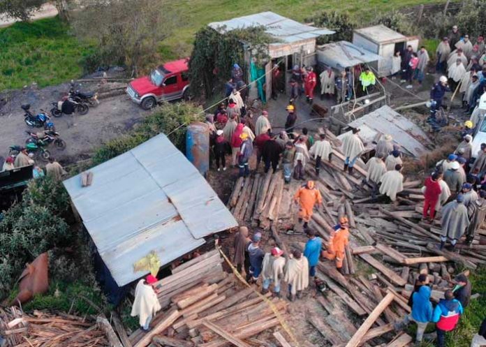 Sanos y salvos rescatan a trabajadores atrapados en una mina de Colombia