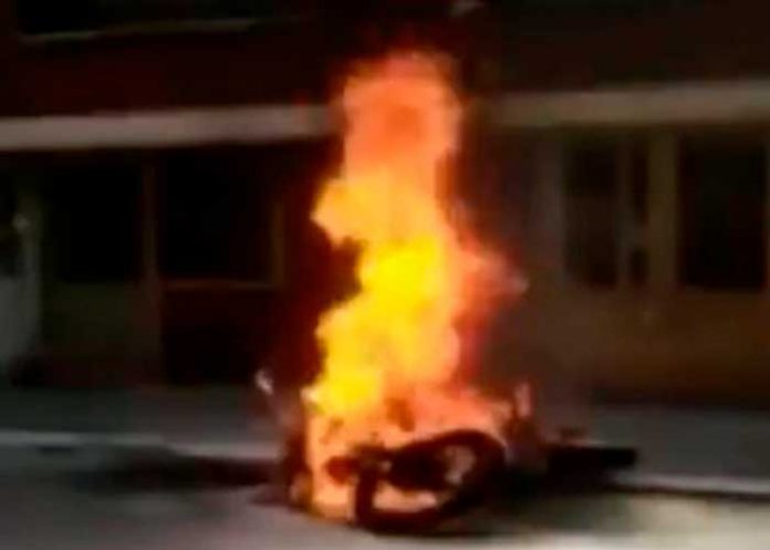 colombia2 Joven quemó su medio de trabajo para evitar multa en Medellín (Video)