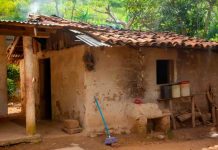 Le arrebatan hijos a mujer por vivir en malas condiciones en Colombia Le arrebatan hijos a mujer por vivir en malas condiciones en Colombia
