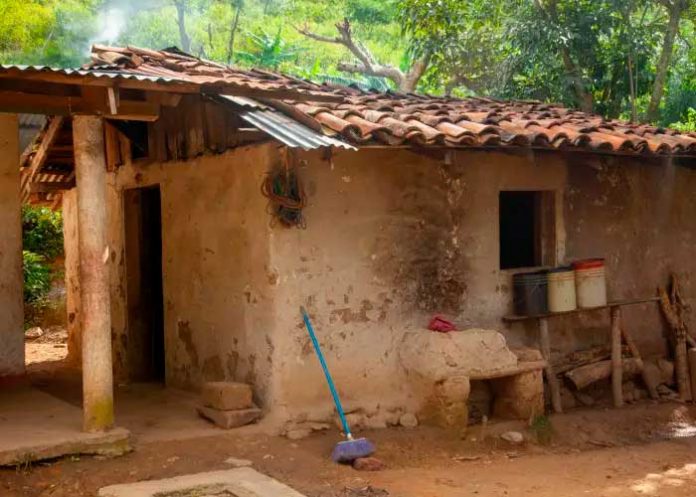 Le arrebatan hijos a mujer por vivir en malas condiciones en Colombia