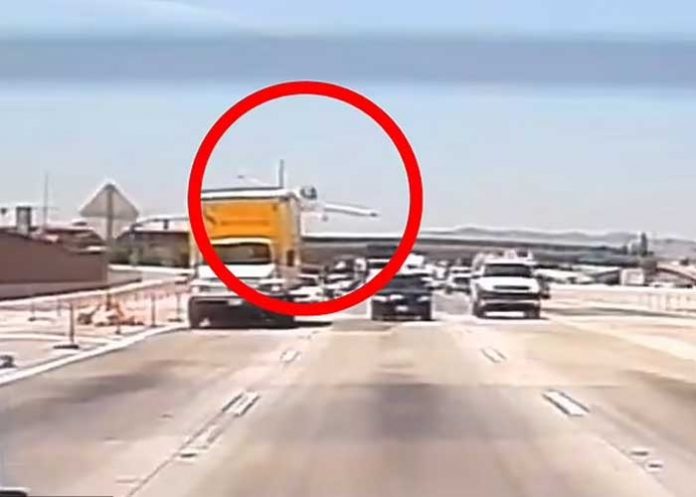 Avioneta se estrella en una autopista de California