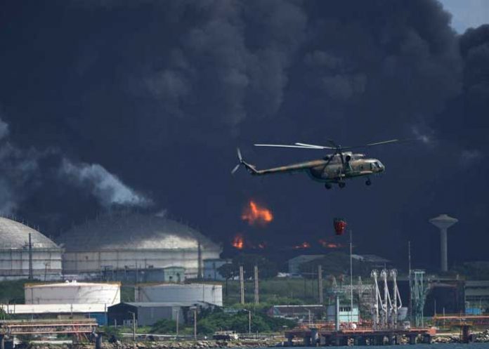 Gobierno de Cuba informa que continúan labores para sofocar incendio en Matanzas