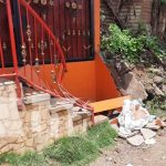 Se hizo un colocho: Pega contra vivienda y se pasa llevando una moto en Managua (VIDEO) Escena del accidente que afectó una vivienda en Managua