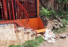 Escena del accidente que afectó una vivienda en Managua