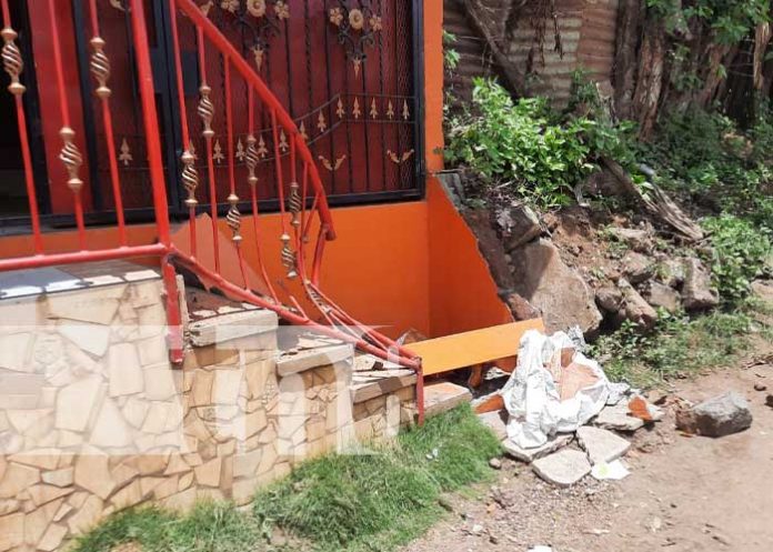 desastre-carro-2 Escena del accidente que afectó una vivienda en Managua