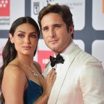 «Quiero llorar» Diego Boneta dedicó serenata de amor a Renata Notni Diego le dedica su canción a Renata en la gala de Starlite