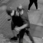 En «alitas de cucaracha» está un migrante tras brutal ataque en Nueva York En "alitas de cucaracha" está un migrante tras brutal ataque en Nueva York