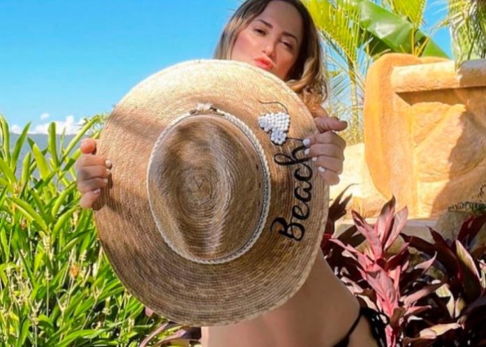 ella Andrea lució sentada en piedras mientras tomaba el sol