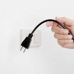 La están sintiendo: España comienza con sus medidas de ahorro de energía Imagen de un conecto eléctrico