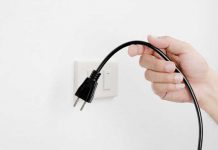 La están sintiendo: España comienza con sus medidas de ahorro de energía Imagen de un conecto eléctrico