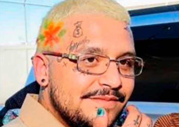 entrete1 Christian Nodal aparece sin tatuajes ¿Se los borró o es Photoshop?