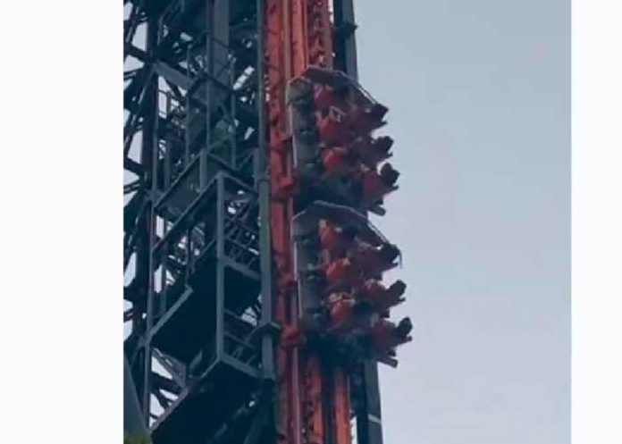¡De infarto! Personas quedan atrapadas en una montaña rusa en Madrid