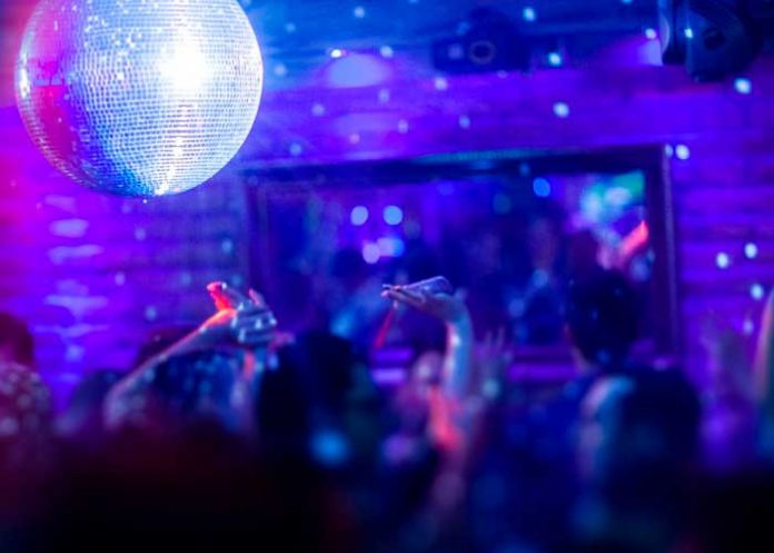 ¡Pánico en España! Investigan ataques con agujas a mujeres en discotecas