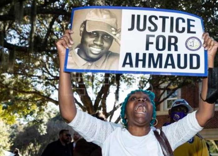 Cadena perpetua a padre e hijo por matar hombre negro en Estados Unidos