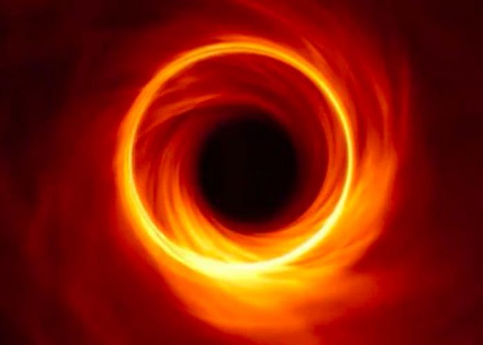 La teoría y los modelos predecían el anillo de fotones