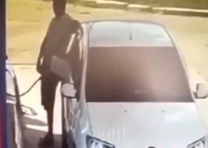 ¡Insólito! Prendió un cigarro en una gasolinera y casi muere 