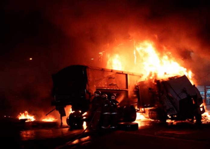 Voraces llamas consumen una gasolinera en Guatemala