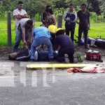 Taxista impacta a un motorizado y lo deja «bien golpeado» en Jalapa Accidente de tránsito con taxi y moto en Jalapa, Nueva Segovia