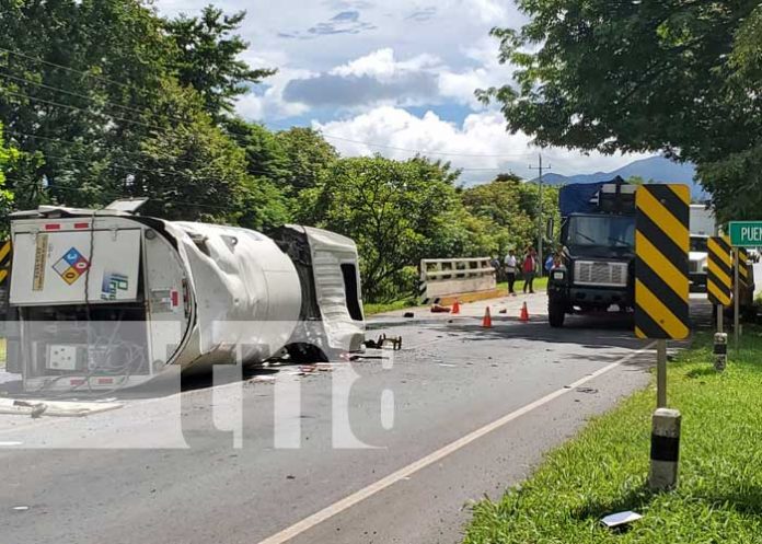 juigalpa-camion-3 Vuelco de camión cisterna en Juigalpa, Chontales