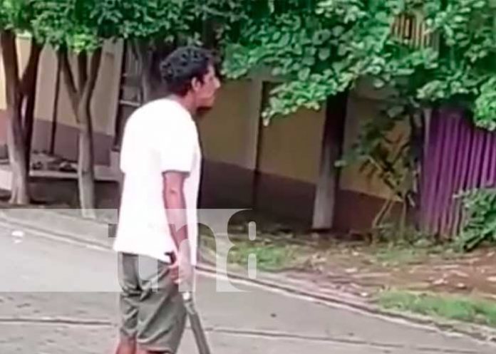 Denuncian a sujeto que anda con machete en calles de León