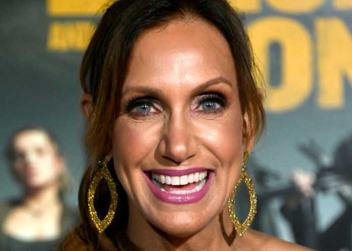 lili A Lili Estefan se le abre el vestido y terminó mostrando hasta lo que no debía