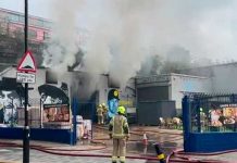 Evacuan varios edificios en Londres tras incendio en la estación ferroviaria Evacuan varios edificios en Londres tras incendio en la estación ferroviaria