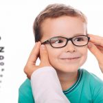 Exceso de cafeína podría frenar la progresión de la miopía en los niños