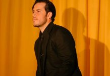 «Deplorable» José Madero azota contra el piso flores que fan le regaló José Madero se hace famoso gracias a los desplantes