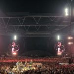 A ritmo de ‘Summer Nights’ Coldplay rinde homenaje a Olivia Newton Coldplay e invitados emocionaron con homenaje a Olivia