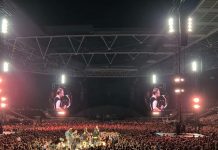 A ritmo de ‘Summer Nights’ Coldplay rinde homenaje a Olivia Newton Coldplay e invitados emocionaron con homenaje a Olivia
