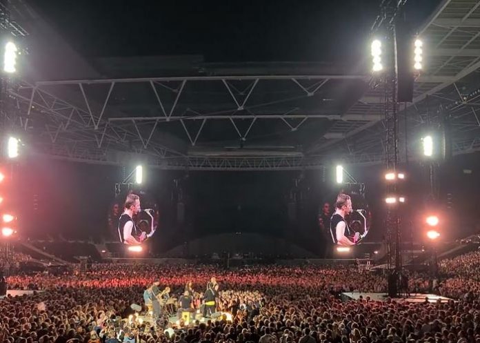 mala Coldplay e invitados emocionaron con homenaje a Olivia