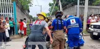 Rescate de un joven que cayó en un manjol de un barrio de Managua