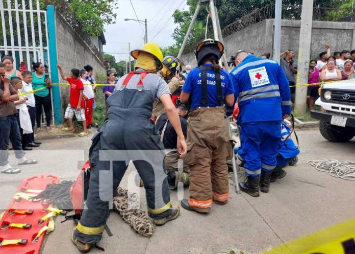 Rescate de un joven que cayó en un manjol de un barrio de Managua