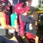 ¡Clase ejemplo! Motorizado con dos «chigüines a tuto» en Masaya (VIDEO) Un motorizado con tres personas como pasajero en Masaya