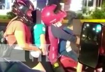 ¡Clase ejemplo! Motorizado con dos «chigüines a tuto» en Masaya (VIDEO) Un motorizado con tres personas como pasajero en Masaya