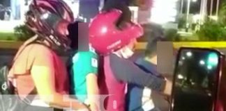 Un motorizado con tres personas como pasajero en Masaya