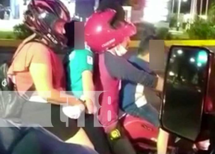 Un motorizado con tres personas como pasajero en Masaya